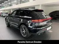 Gebraucht Porsche Macan 265 PS (194 kW) 2023 Tiefschwarzmetallic (metallic) SUV