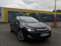Używany Opel Astra Edition 179 KM (131 kW) 2012 Czarny Sedan/Limuzyna