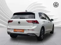 Gebraucht VW Golf VIII Active 131 PS (96 kW) 2023 Oryxweiß perlmutteffekt Limousine