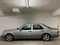 Używany Mercedes E220 150 KM (110 kW) 1993 Srebrny Sedan/Limuzyna