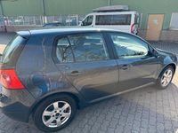 Usata VW Golf V 101 CV (74 kW) 2005 Blu Utilitaria