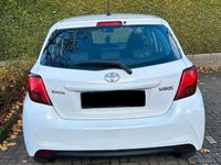 Gebraucht Toyota Yaris 69 PS (50 kW) 2015 Weiß Kleinwagen
