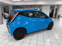 Gebraucht Toyota Aygo X-play 69 PS (50 kW) 2017 Cyan metallic Kleinwagen