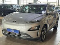 Gebraucht Hyundai Kona Select 100 kW (136 PS) 2023 Silber shimmering silver / met (metallic) SUV