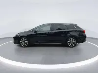 Neu Toyota Corolla Hybrid 179 PS (131 kW) 2026 Black mica / ink Kombi
