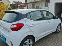 Gebraucht Hyundai i10 Trend 84 PS (61 kW) 2023 Weiß Kleinwagen