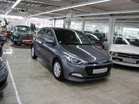 Gebraucht Hyundai i20 Passion 101 PS (74 kW) 2016 Grau Limousine