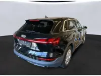 Gebraucht Audi e-tron Basis 230 kW (313 PS) 2022 Mythosschwarz metallic SUV