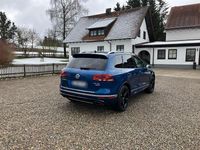 Gebraucht VW Touareg Executive 262 PS (192 kW) 2017 Blau SUV