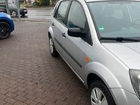 Gebraucht Ford Fiesta Ambiente 60 PS (44 kW) 2007 Silber Kleinwagen