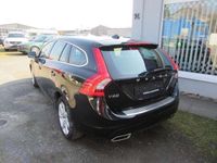 Gebraucht Volvo V60 Momentum 190 PS (139 kW) 2016 Onyx black / metallic Kombi