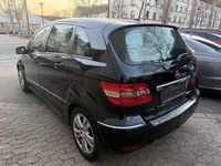 Gebraucht Mercedes B180 116 PS (85 kW) 2010 Kosmosschwarz  metalliclack Van / Kleinbus