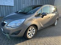 Gebraucht Opel Meriva Design Edition 101 PS (74 kW) 2011 Muskatgrau/muskat braun(m2) Van / Kleinbus