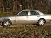 Gebraucht Mercedes E200 122 PS (89 kW) 1991 Silber Limousine