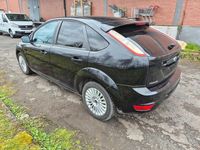 Usado Ford Focus Ghia 109 CV (80 kW) 2008 Negro Berlina