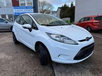 Gebraucht Ford Fiesta Trend 60 PS (44 kW) 2011 Frostweiß Kleinwagen