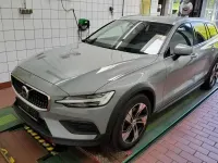 Gebraucht Volvo V60 CC Plus 197 PS (144 kW) 2024 Vapour grey / metallic Kombi
