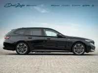 Gebraucht BMW 520 M Sport 197 PS (144 kW) 2025 Saphirschwarzmetallic Kombi
