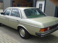 Gebraucht Mercedes E230 136 PS (100 kW) 1981 Grün Limousine