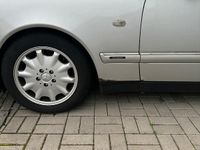 Gebraucht Mercedes E280 Avantgarde 193 PS (141 kW) 1996 Silber Limousine