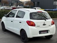 Gebraucht Mitsubishi Space Star Basis 71 PS (52 kW) 2014 Weiß Van / Kleinbus