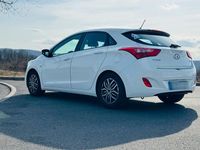 Gebraucht Hyundai i30 110 PS (80 kW) 2016 Weiß Limousine