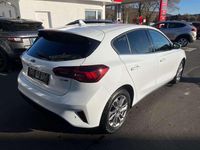 Gebraucht Ford Focus Titanium 125 PS (91 kW) 2023 Weiß Limousine