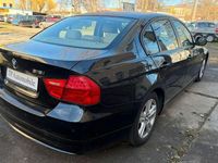 Gebraucht BMW 318 143 PS (105 kW) 2011 Schwarz Limousine
