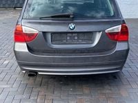 Gebraucht BMW 320 163 PS (119 kW) 2007 Grau Kombi