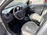 Usata Ford Fiesta Ghia 80 CV (58 kW) 2002 Grigio Utilitaria