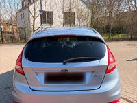 Gebraucht Ford Fiesta Titanium 95 PS (69 kW) 2012 Blau Kleinwagen
