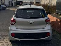 Gebraucht Hyundai i10 Trend 67 PS (49 kW) 2020 Sleek silver / met Kleinwagen
