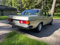 Używany Mercedes E230 136 KM (100 kW) 1983 Zielony Sedan/Limuzyna
