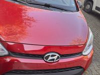 Gebraucht Hyundai i10 87 PS (63 kW) 2015 Rot Kleinwagen