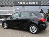 Gebraucht Mercedes B180 Style 122 PS (89 kW) 2017 Kosmosschwarz metallic Van / Kleinbus