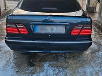Gebraucht Mercedes E220 143 PS (105 kW) 1999 Blau Limousine