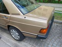 Gebraucht Mercedes 190 122 PS (89 kW) 1983 Gold Limousine