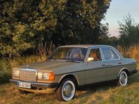 Gebraucht Mercedes 200 109 PS (80 kW) 1983 Grün Limousine