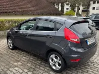 Gebraucht Ford Fiesta Titanium 97 PS (71 kW) 2010 Grau Limousine