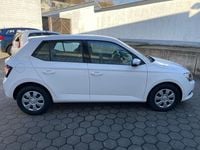 Gebraucht Skoda Fabia Active 60 PS (44 kW) 2015 Weiß Kleinwagen