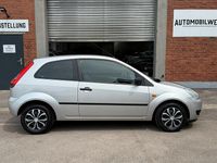 Gebraucht Ford Fiesta Trend 60 PS (44 kW) 2005 Silber Kleinwagen