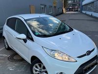 Gebraucht Ford Fiesta 85 PS (62 kW) 2012 Weiß Kleinwagen