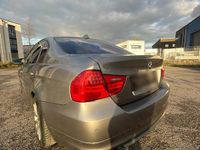 Gebraucht BMW 318 143 PS (105 kW) 2009 Grau Limousine