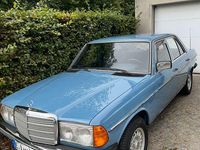 Gebraucht Mercedes E230 136 PS (100 kW) 1981 Blau Limousine