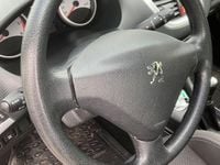 Gebraucht Peugeot 206 68 PS (50 kW) 2011 Weiß Kleinwagen