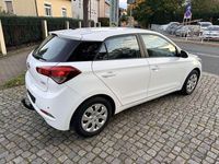 Gebraucht Hyundai i20 Classic 75 PS (55 kW) 2016 Polar white Kleinwagen