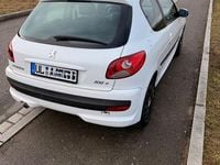 Gebraucht Peugeot 206 Style 60 PS (44 kW) 2011 Weiß Limousine