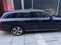 Gebraucht Mercedes E220 194 PS (142 kW) 2018 Blau Kombi