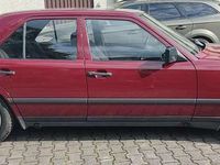 Gebraucht Mercedes E230 132 PS (97 kW) 1988 Rot Limousine