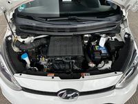 Gebraucht Hyundai i10 Passion 67 PS (49 kW) 2016 Weiß Kleinwagen